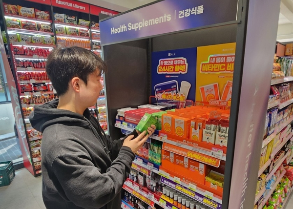 편의점 CU는 올해 상반기 직영점을 중심으로 건기식 판매를 늘리고 내년부터는 가맹점까지 판매망을 넓힌다는 계획이다. CU명동역점 건강 특화존 진열대에서 고객이 건기식을 살펴보고 있다./사진=CU