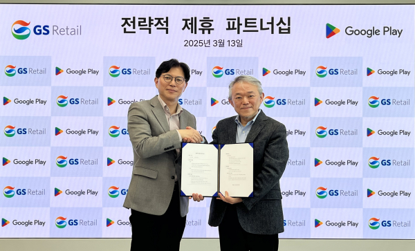 오진석 GS리테일 BU장(왼쪽)과 코이 구글 아시아 총괄 부사장이 파트너십 체결 후 기념사진을 찍고 있다./사진=GS리테일
