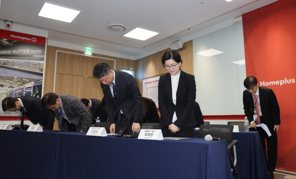 김광일·조주연 홈플러스 공동대표 및 관계자들이 14일 서울 강서구 홈플러스 본사에서 열린 기업회생절차(법정관리) 관련 기자간담회에서 허리 숙여 인사하고 있다./사진=연합뉴스