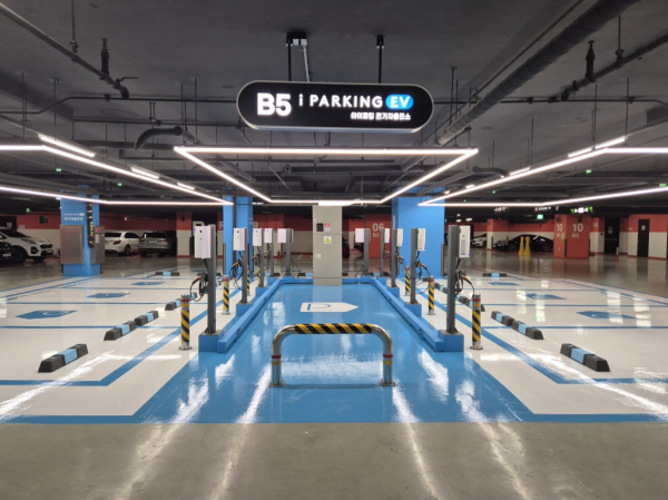 서울 종로구 ‘SK그린캠퍼스’ 내 아이파킹 전기차 충전소 전경/ 사진 = SK이노베이션 E&S