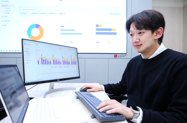 LG유플러스가 국내 통신사 최초로 홈 서비스 가입 고객을 위해 AI 기반 고객 관계 관리 시스템을 구축했다. LG유플러스 직원이 AI 기반 CRM을 활용하고 있다./사진=LG유플러스.