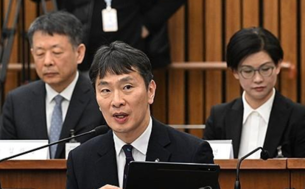 이복현 금감원장이 18일 서울 여의도 국회 정무위원회에서 열린 홈플러스·MBK 파트너스 및 삼부토건 관련 긴급 현안질의에서 의원 질의에 답하고 있다 / 사진= 국회사진기자단