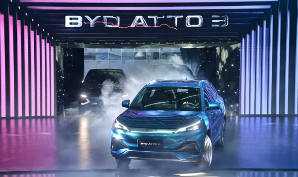 1월 16일 인천 중구 상상플랫폼에서 '비야디(BYD) 승용 브랜드 론칭 미디어 쇼케이스'에서 올해 출시될 아토3가 무대에 들어서고 있다./사진=연합뉴스