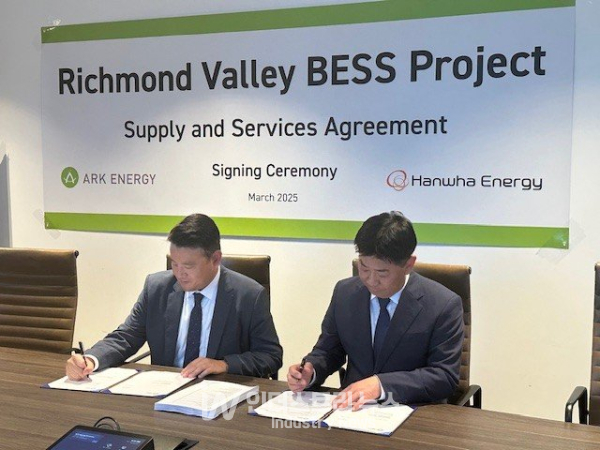 (사진 왼쪽부터) 아크에너지 최주원 대표와 한화에너지 이재규 대표가 리치몬드 밸리 배터리 에너지저장시스템 공급 계약서에 서명하고 있다.[사진=고려아연]