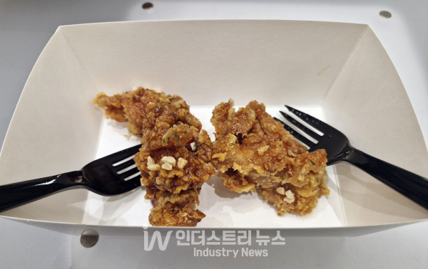 20일 맘스터치는 기자들을 대상으로 서울 동대문디자인플라자 맘스터치 DDP점에서 이날 출시된 '에드워드 리 빅싸이순살'을 맛볼 수 있는 시식회를 열었다./사진=서영길 기자