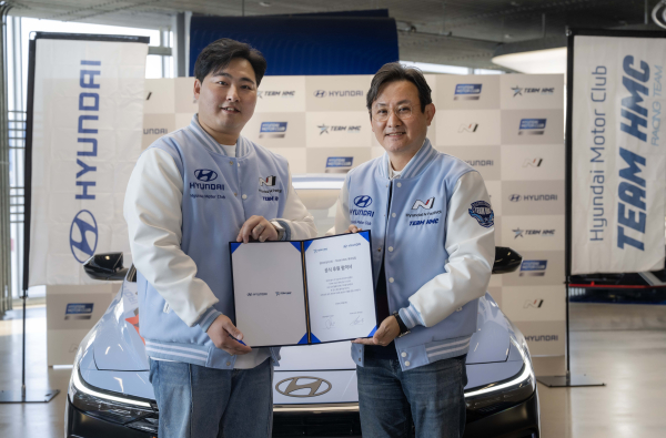 21일 현대 모터스튜디오 서울에서 진행된 '현대차-TEAM HMC 후원 협약식'에서 (왼쪽부터) TEAM HMC 레이싱팀 김주현 단장, 현대차 국내상품마케팅사업부장 조원상 상무가 기념 촬영을 하고 있다./사진=현대자동차