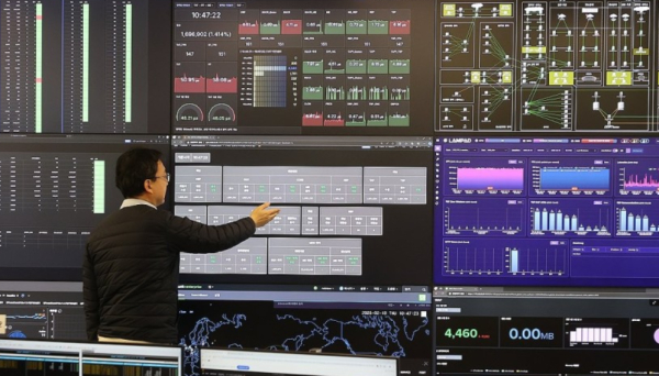 국내 최초 대체거래소인 '넥스트레이드(NXT)'가 3월 4일 출범한다. 이에따라 한국거래소(KRX)와 함께 주식거래 복수시장이 형성된다. 사진은 서울 여의도 넥스트레이드에서 직원들이 업무를 보고 있는 모습. / 사진=연합뉴스