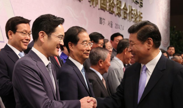 2014년 한·중 경제통상협력포럼에서 악수를 나누는 이재용 삼성전자 회장(앞줄 왼쪽, 당시 부회장)과 시진핑 중국 국가주석/ 사진 = 연합뉴스