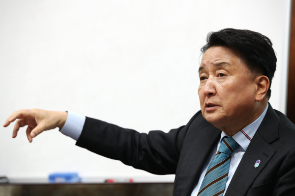 지난 3월 18일 김영환 충청북도 도지사가 도청 사무실에서 인더스트리뉴스와 인터뷰를 진행하고 있다. /사진=충북도청 제공