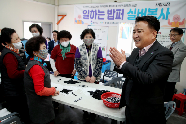 2025년 1월 23일 김 지사가 청주 사창시장에 마련된 '일하는 밥퍼' 사업장을 방문해 어르신들과 함께 어울리고 있다. /사진=충북도청 제공