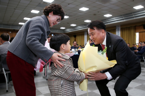 2025년 3월 4일 김영환 지사가 제천시를 방문하여 시민들의 목소리를 듣고 충북도의 비전과 도정운영 방향을 설명하는 도정보고회에 참석하고 있다. /사진=충북도청 제공