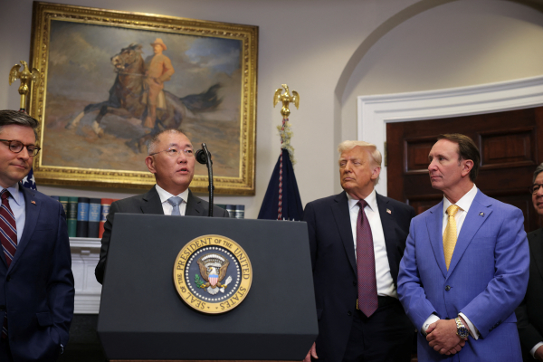 정의선 현대자동차그룹 회장이 미국 백악관서 대미 투자 계획을 발표하고 있다./사진=로이터연합