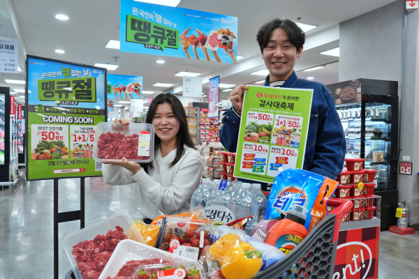 롯데마트 제타플렉스 잠실점에서 회사 관계자들이 땡큐절을 홍보하고 있다./사진=롯데마트
