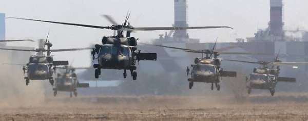 지난 19일 인천 서구 장도 훈련장에서 실시된 ‘한미 연합 공중기동 훈련’에서 17사단 수색대대 장병들이 탑승한 UH-60 블랙호크 헬기들이 기동하고 있다/ 사진 = 연합뉴스