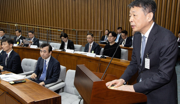 김광일 MBK 파트너스 부회장(홈플러스 공동대표)가 18일 서울 여의도 국회 정무위원회에서 열린 홈플러스·MBK 파트너스 및 삼부토건 관련 긴급 현안질의에서 의원 질의에 답변하고 있다 / 사진 = 연합뉴스