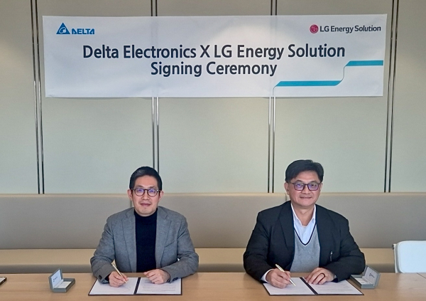 LG에너지솔루션 김형식 ESS전지사업부장과 델타 일렉트로닉스 PVI 사업부 총괄 책임자 마이크 왕이 파트너십을 체결하고 있다./사진=LG에너지솔루션