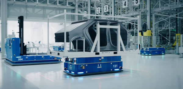 HMGMA 프레스 공장에서 생산된 패널이 팔레트에 적재되고 자율주행 운반 로봇(AGV)에 실려 운반되고 있다./사진=현대자동차그룹