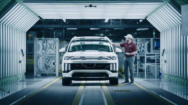 HMGMA에서 생산된 아이오닉 9을 작업자가 최종 점검하고 있다./사진=현대자동차그룹