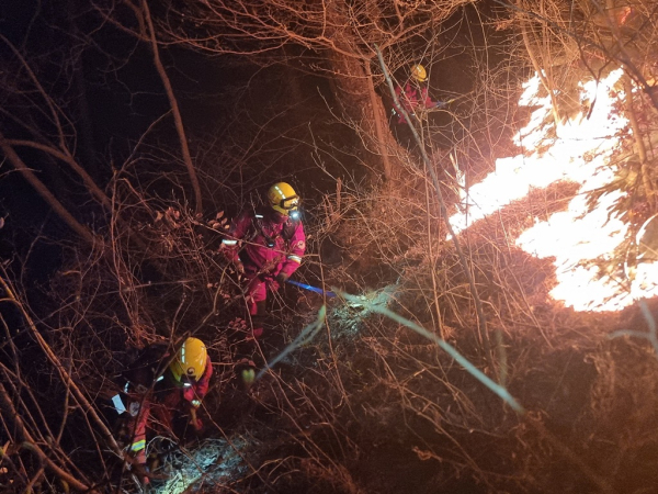 산림청 공중진화대와 산불재난특수진화대가 26일 오후부터 27일 새벽 사이 경남 산청군 시천면 동당리 일대에서 사투를 벌이고 있는 모습. /사진=산림청