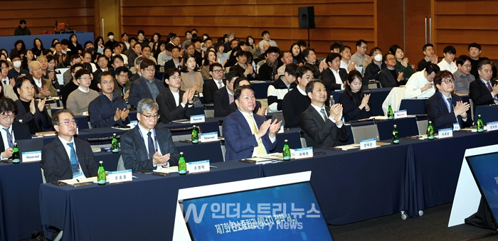 탄소중립과 에너지정책 세미나 현장. 최태원 대한상공회의소 회장(앞줄 왼쪽 세번째)과 안덕근 산업부 장관(앞줄 왼쪽 네번째)이 참석자들과 박수를 치고 있다. [사진=대한상의]