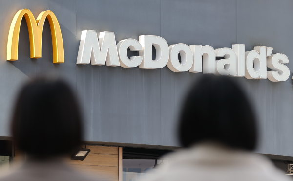 맥도날드는 지난 20일부터 20개 메뉴 가격을 100∼300원 인상했다. 전체 평균 인상률은 2.3%다./사진=연합뉴스