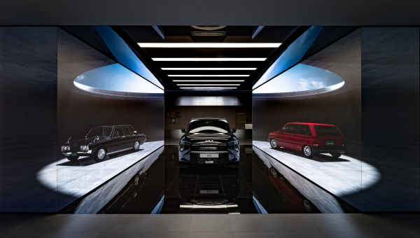 기아 AutoLand 광명의 헤리티지를 EV3로 이어받아 앞으로 나아가는 메시지를 담은 브랜드관 히어로존 모습./사진=기아