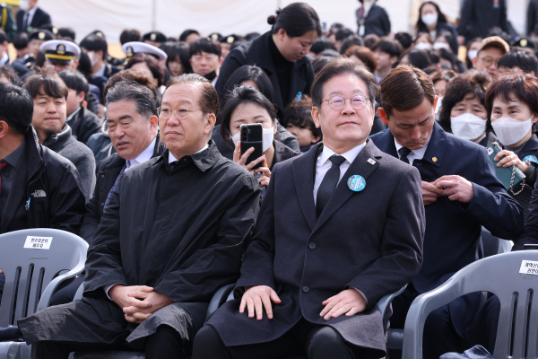 국민의힘 권영세 비대위원장과 더불어민주당 이재명 대표가 지난 3월 28일 국립대전현충원에서 열린 서해 수호의 날 기념식에 참석해 있다. /사진=연합뉴스