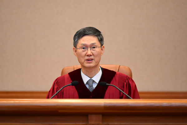 문형배 헌법재판소장 권한대행이 4일 서울 종로구 헌법재판소 대심판정에서 열린 윤석열 대통령 탄핵심판 선고에 입장해 있다. / 사진 = 연합뉴스