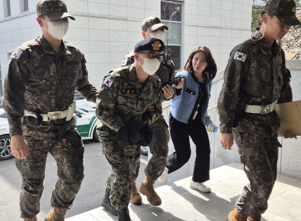 곽종근 전 육군 특수전사령관이 26일 서울 용산구 군사법원에서 열린 내란 중요 임무 종사 혐의 관련 재판에 출석하기 위해 법정으로 향하고 있다./사진=연합뉴스