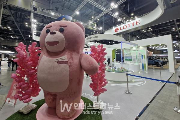 롯데는 자사 전시관 앞에 3m짜리 대형 '밸리곰'을 내세워 관람객들의 이목을 끌었다./사진=서영길 기자