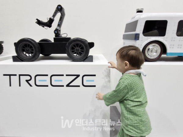 한 아기가 전시물을 신기한 듯 쳐다보고 있다./사진=서영길 기자