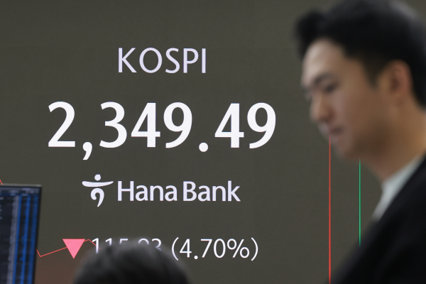 7일 서울 중구 하나은행 본점 딜링룸에서 딜러들이 업무를 보고 있다. 이날 코스피는 전 거래일보다 106.17p(4.31%) 내린 2,359.25로 개장했다. / 사진 = 연합뉴스