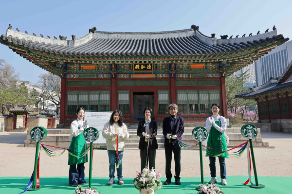 광복 80주년을 기념해 오는 8일부터 덕수궁 덕홍전에서 열리는 스타벅스 특별전에 앞서 덕수궁 덕홍전 앞에서 (왼쪽 두 번째부터) 궁능유적본부 덕수궁관리소 백옥연 과장(시설사무관), 스타벅스 김지영 ESG팀장, 문화유산국민신탁 이재준 상임이사가 기념사진을 촬영하고 있다./사진=스타벅스코리아