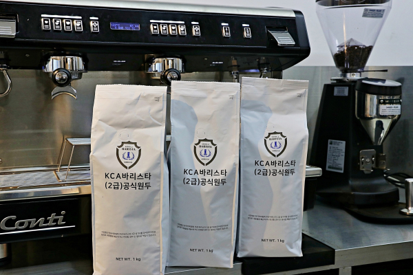 롯데웰푸드는 한국커피협회에서 주관하는 바리스타 2급 자격시험 공식 원두 공급사로 선정됐다./사진=롯데웰푸드