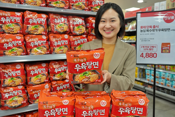 이영주 MD가 롯데마트 제타플렉스 잠실점 라면 코너에서 단독 출시 상품 '우육탕면'을 들어보이고 있다./사진=롯데마트