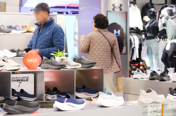 지난달 28일 서울 중구 롯데백화점 본점에서 시민들이 쇼핑을 하고 있다./사진=연합뉴