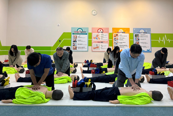한국주택금융공사는 8일 부산시 동래구에 있는 119안전체험관에서 ‘2025년 상반기 노사⋅수급업체 합동 체험형 안전 교육’을 실시했다. 구광진 한국주택금융공사 노조부위원장(앞줄 왼쪽)과 유호재 한국주택금융공사 상임이사가 심폐소생술 실습을 하고 있다. / 사진 = 한국주택금융공사