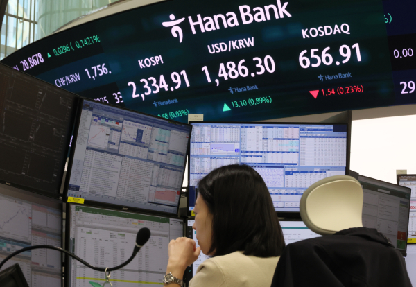 9일 서울 중구 하나은행 본점 딜링룸 현황판에 코스피, 원·달러 환율, 코스닥 지수가 표시돼 있다. 원·달러 환율은 10.8원 오른 1,484.0원에 개장했다.