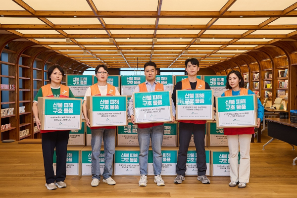 SK이노베이션 임직원들이 경북 산불 이재민들을 위해 '생필품 키트 제작' 봉사활동을 진행하고 기념사진을 촬영하고 있다./사진=SK이노베이션