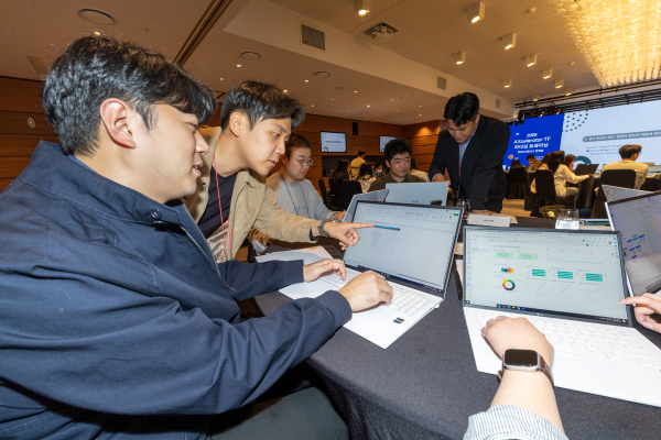 KT는 지난 9일 노보텔 앰배서더 서울 동대문에서 62개 AXcelerator TF의 리더와 사내 AX 코치가 참여한 가운데 'AXcelerator TF 킥오프 행사'를 열고 본격적으로 TF 활동을 시작했다. 행사에 참여한 TF 리더들이 AI 중심의 문제 해결을 위한 토론을 진행하고 있다./사진=KT