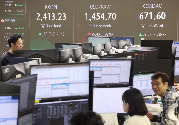 10일 오전 서울 중구 하나은행 본점 딜링룸 현황판에 코스피, 원·달러 환율, 코스닥 지수가 표시돼 있다. / 사진 = 연합뉴스