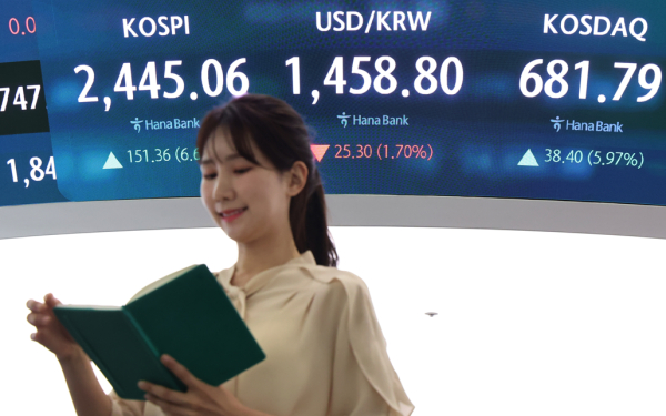 도널드 트럼프 미국 대통령이 각국에 부과한 상호관세 적용을 유예한다고 밝힌 10일 서울 중구 하나은행 본점 딜링룸 현황판에 코스피, 원·달러 환율, 코스닥 지수가 표시돼 있다. / 사진 = 연합뉴스