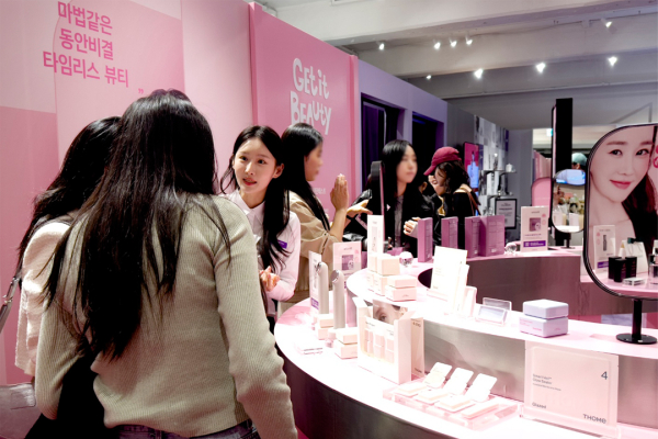 컴온스타일 쇼케이스 팝업스토어 '겟잇뷰티'존을 고객들이 둘러보고 있다./사진=CJ온스타일