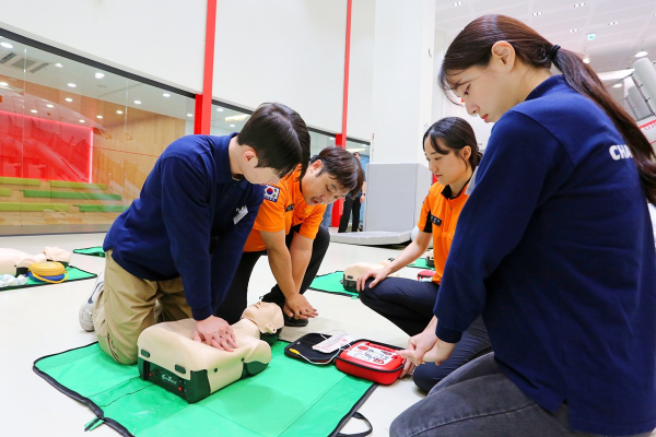 티웨이항공 훈련센터에서 객실승무원들이 소방안전 교육 훈련을 통해 심폐소생술(CPR) 및 기내 응급처치 등 고강도 안전 훈련을 받고 있다./사진=티웨이항공