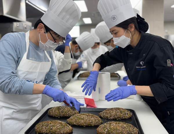 SPC그룹이 발달장애인을 대상으로 제과제빵 기술을 교육하고 있다./사진=SPC그룹