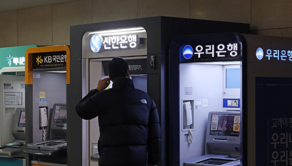 윤석열 대통령 탄핵심판 선고가 있는 4일 하루동안 주요 시중은행들이 헌법재판소 인근의 영업점을 일제히 휴점한다 / 사진=연합뉴스