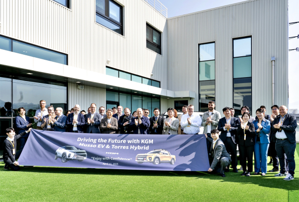 KG모빌리티가 개최한 글로벌 시승 행사에서 (앞줄 왼쪽 여섯 번째) KGM 곽재선 회장과 (〃 열 번째) 황기영 대표이사 등 관계자들이 기념사진을 찍고 있다./사진=KG모빌리티