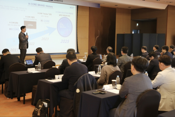 'H 코어 솔루션 파트너 킥오프 2025' 참석자들이 H CORE 설루션 브랜드에 대한 설명을 듣고 있다./사진=현대제철