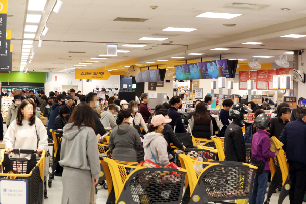 이마트 용산점에 랜더스 쇼핑페스타를 맞아 매장을 찾은 고객들이 계산을 위해 계산대 앞에 길게 줄을 서 있다./사진=신세계