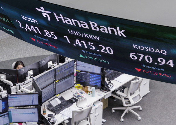 원·달러 환율은 14일 달러 약세 영향에 1420원대로 내려앉았다. 이날 서울 외환시장에서 미국 달러화 대비 원화 환율의 주간 거래 종가는 전 거래일보다 25.8원 하락한 1424.1원으로 집계됐다. 종가 기준으로 지난해 12월 6일(1419.2원) 이후 넉 달여 만에 가장 낮은 수준이다. / 사진 = 연합뉴스